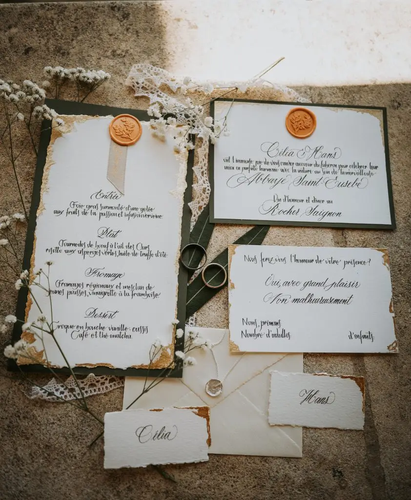 Ensemble de papeterie de mariage. calligraphie à la plume. Luxe, Menu, marque-places, citations, adressage.