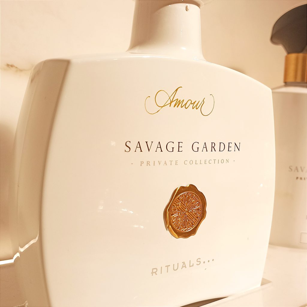 Calligraphie au feutre sur flacon peint.
Rituals...