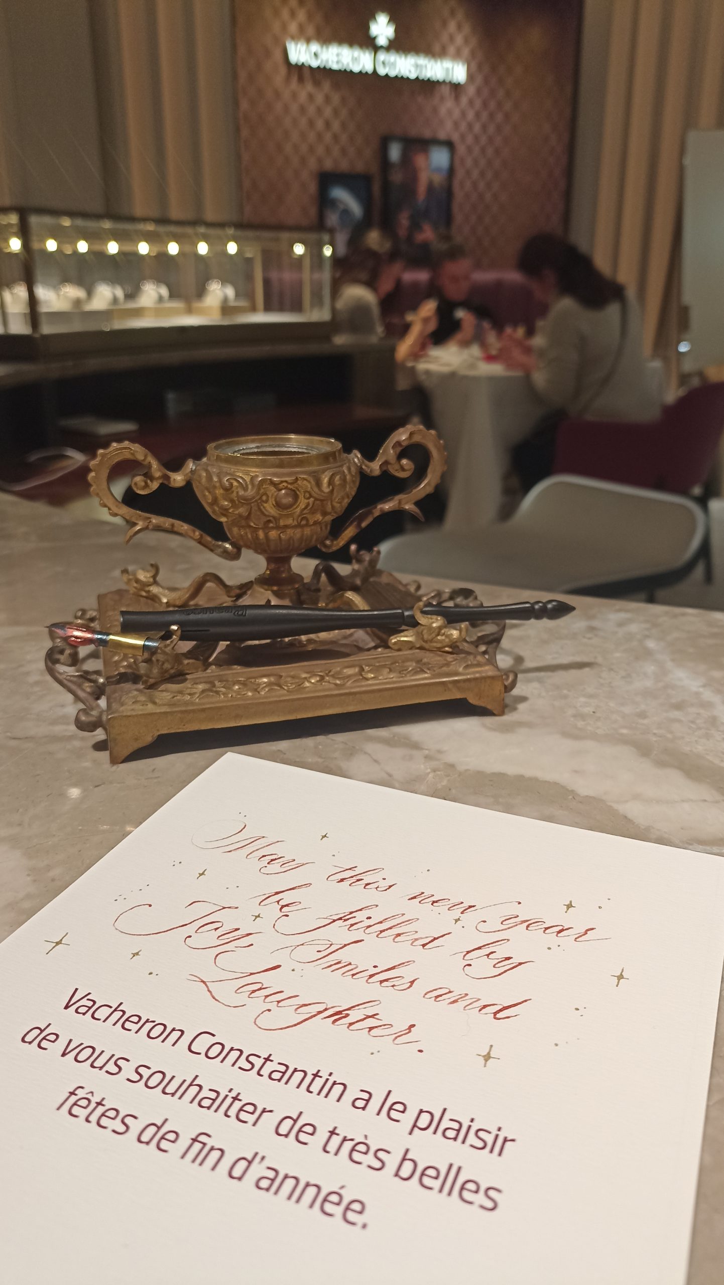 Messages calligraphiés à la plume et encre Or.
Vacheron constantin