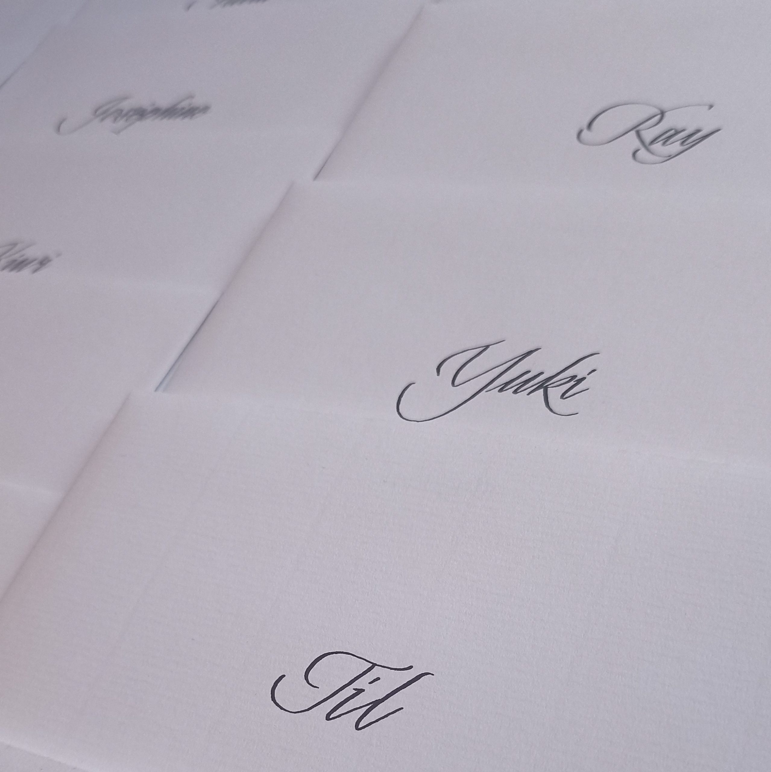 Marque-places calligraphiés à la plume.