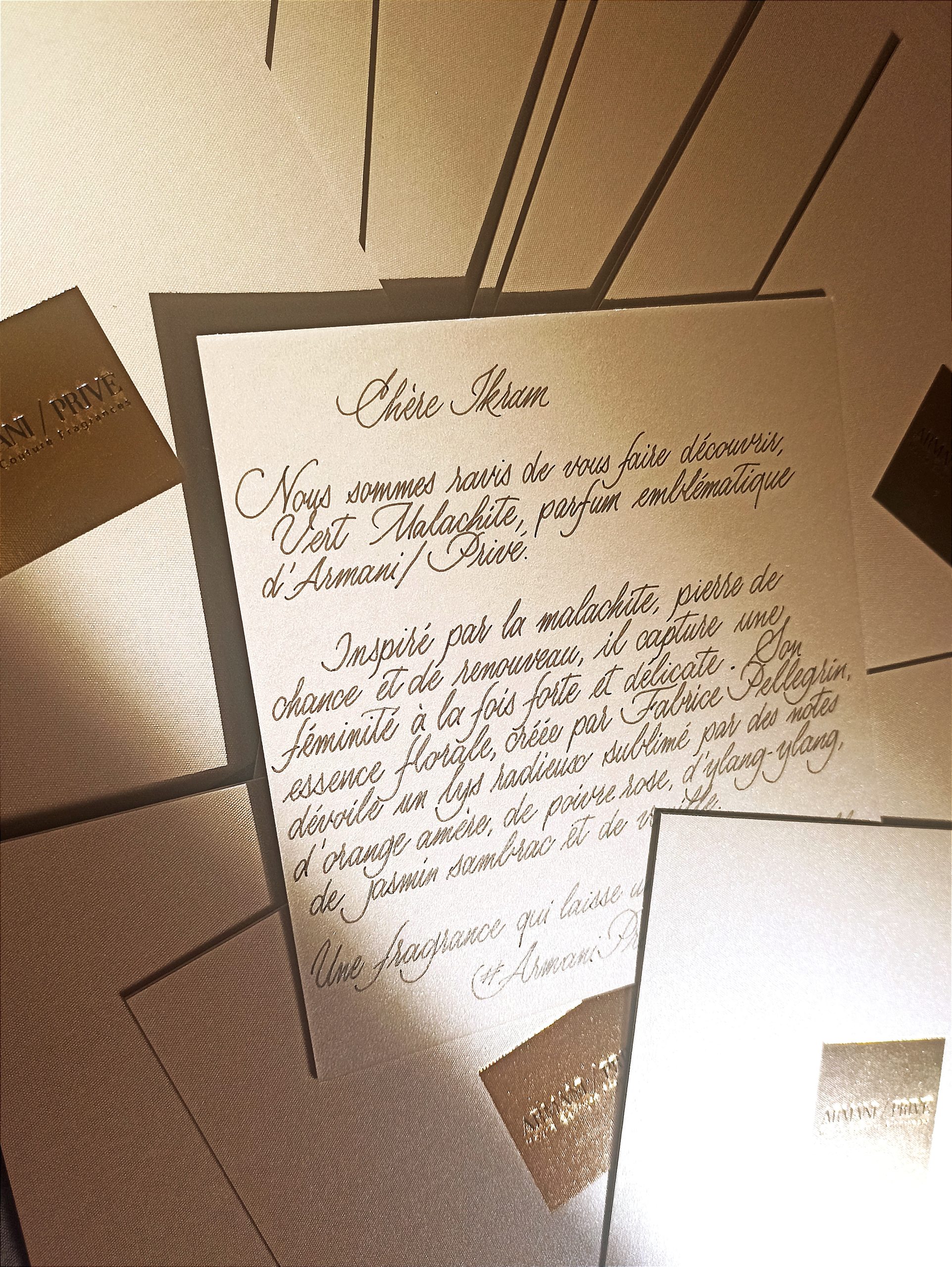 Message calligraphié au feutre.
Armani/Privé