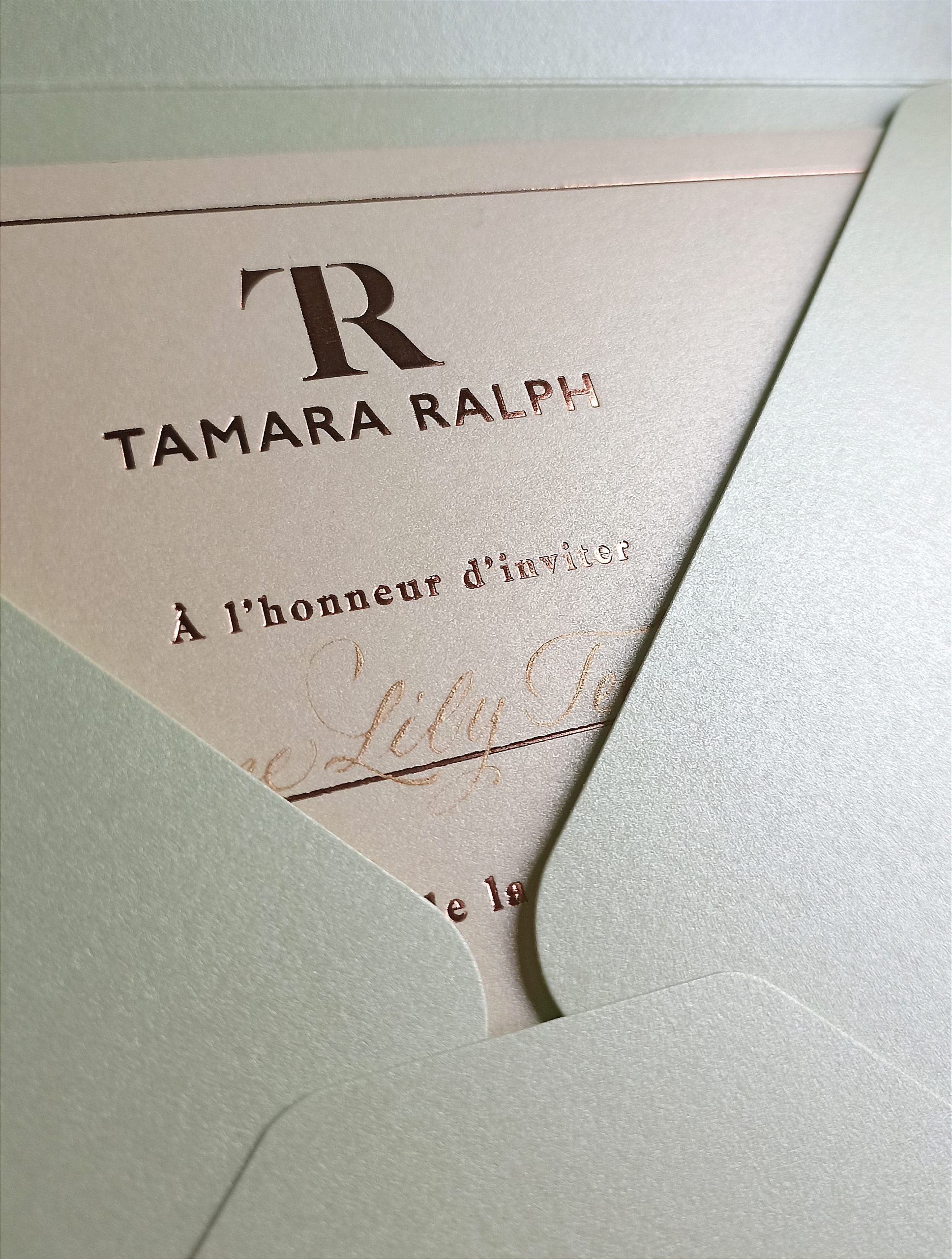 Défilé Tamara Ralph.
Calligraphie à la plume et encre Or.
Invitations et enveloppes.