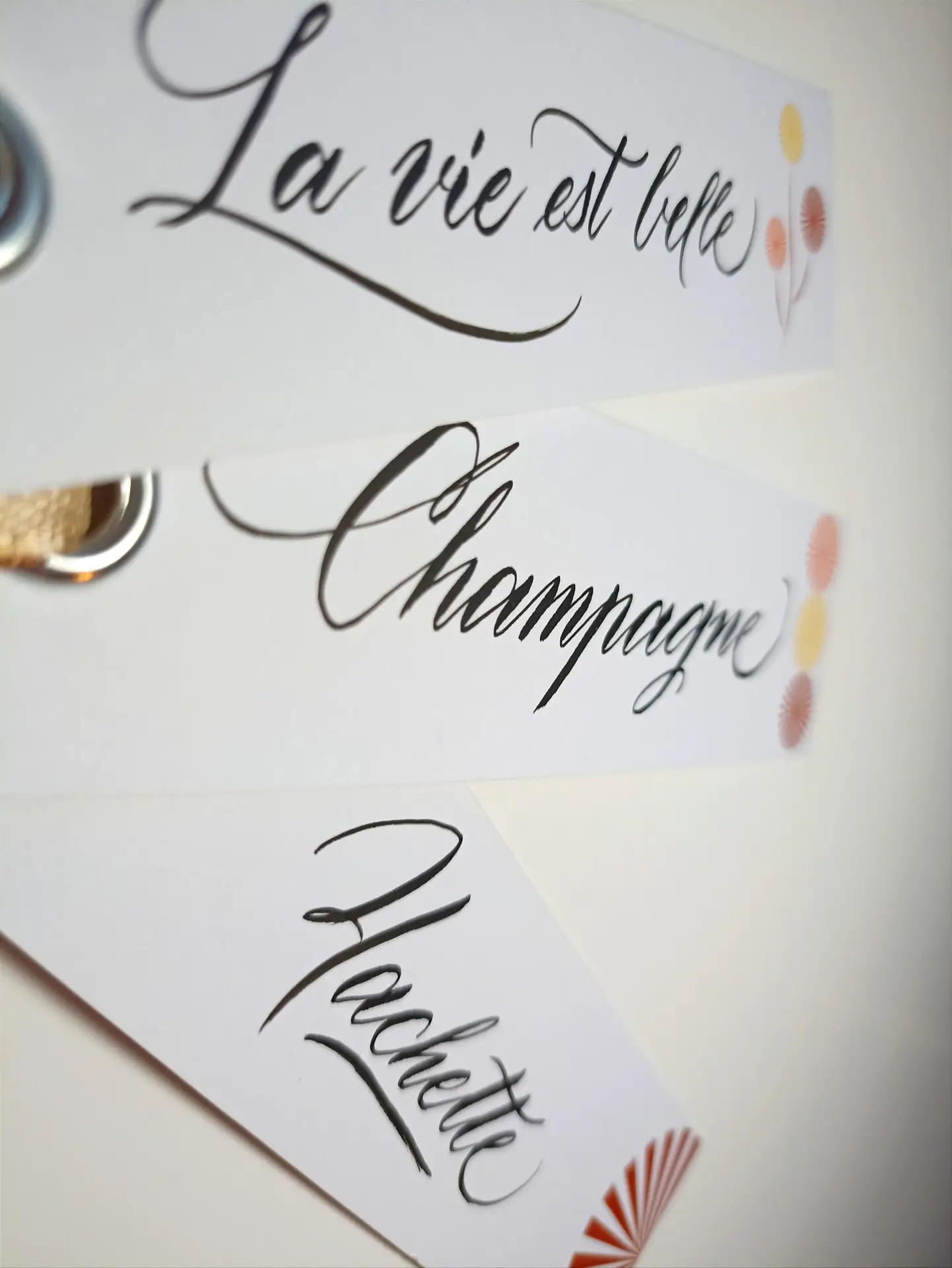 Marque-pages calligraphiés au feutre.
Evénement Hachette.