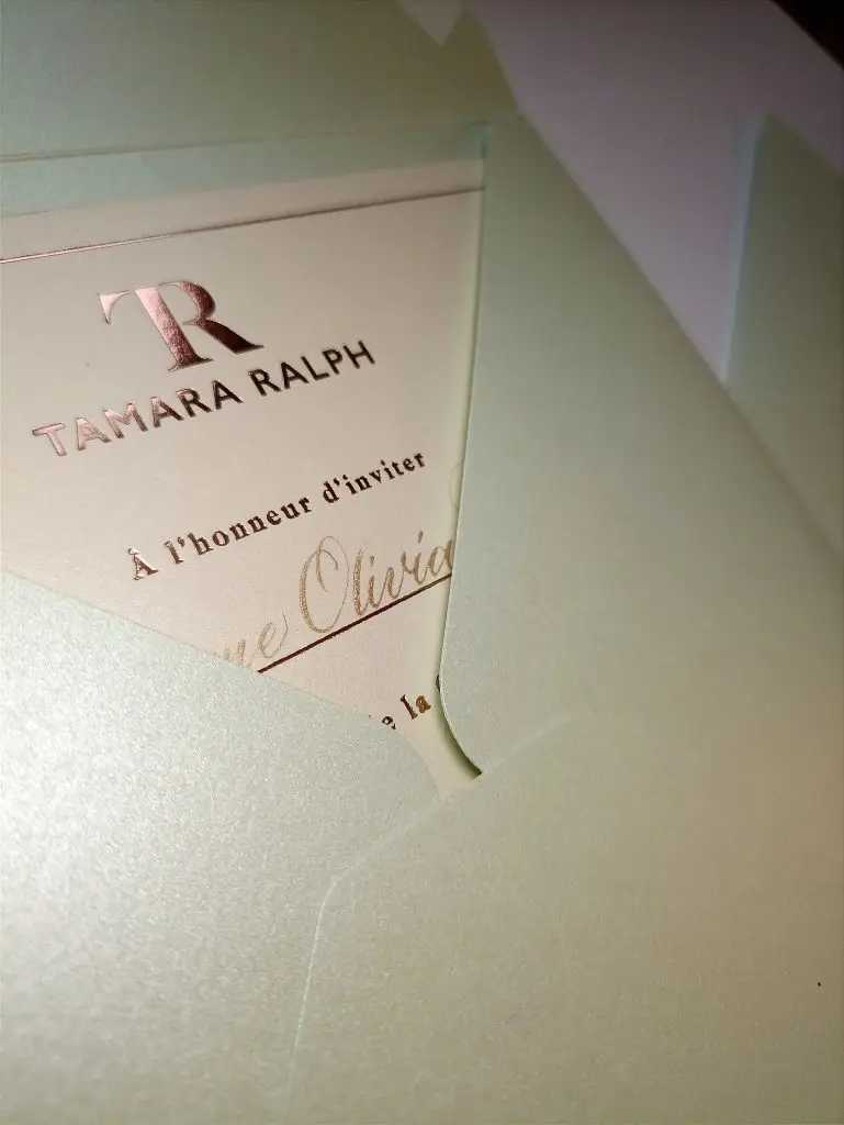 Défilé Tamara Ralph.
Calligraphie à la plume et encre Or.
Invitations et enveloppes.
